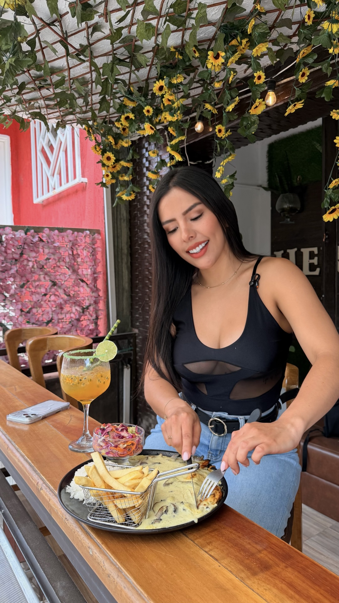 Natalia creando contenido en un restaurante
